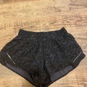 Lululemon hotty hot camo shorts size 4